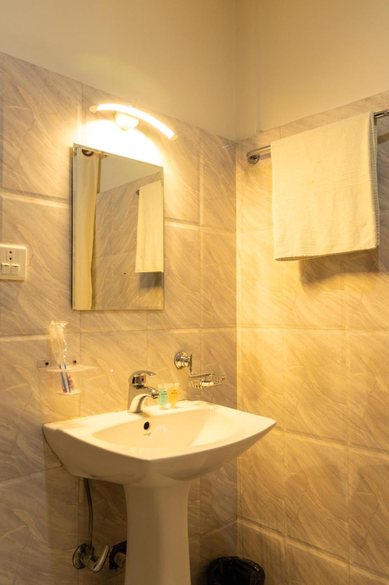 Itahari Hotel Maden Inn מראה חיצוני תמונה